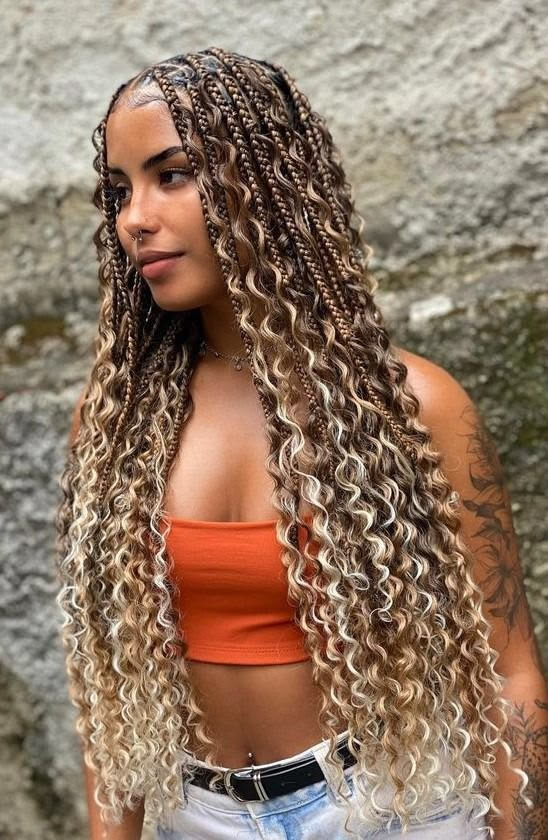 Long knotless braids in brown and honey blonde with loose curly ends